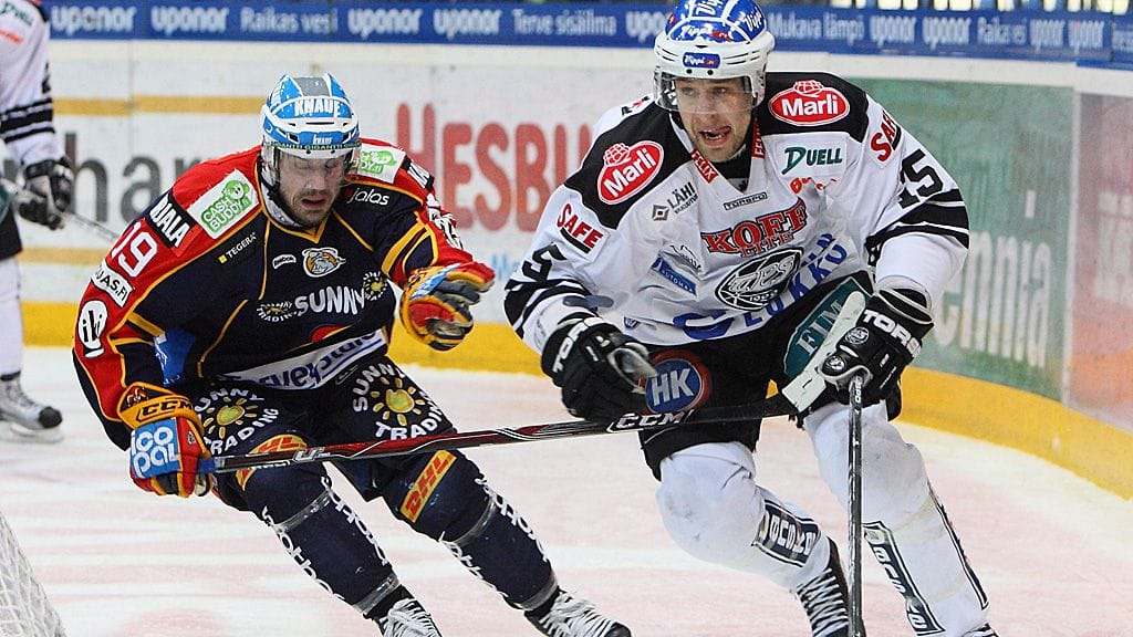 Janne Hauhtonen (oik.) TPS:n paidassa helmikuussa 2011.