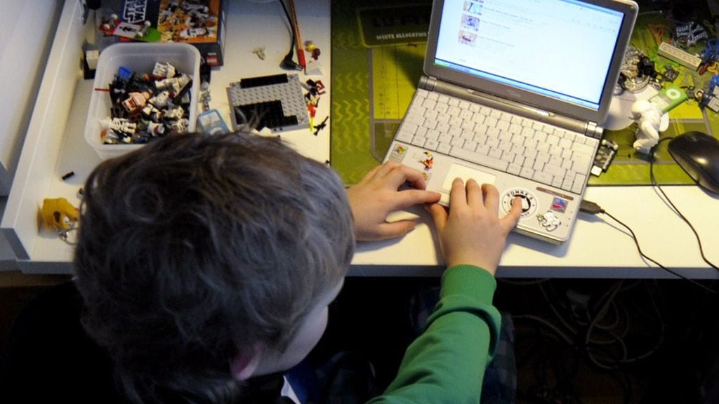 Joni Valtilan mukaan lapsia hallitaan uskontoyhteisöissä pelolla.