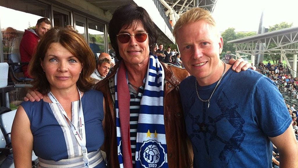 Sari Mikkonen-Mannila HJK:n markkinointijohtaja, Ronn Moss, (Sonera Stadiumin toimitusjohtaja Aki Riihilahti