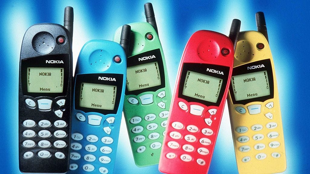 Nokia silloin kuin puhelin vielä oli puhelin. Kuvassa 5110-puhelimia.