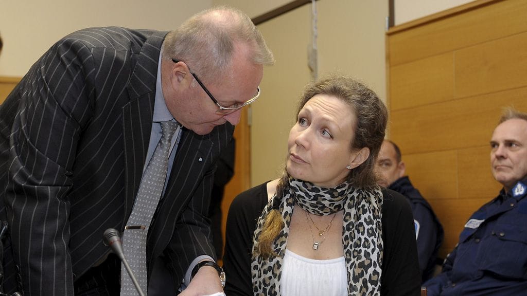 Anneli Auer ja hänen asianajaja Juha Manner oikeudenkäynnissä Satakunnan käräjäoikeudessa joka jatkui perjantaina 4. lokakuuta 2013.