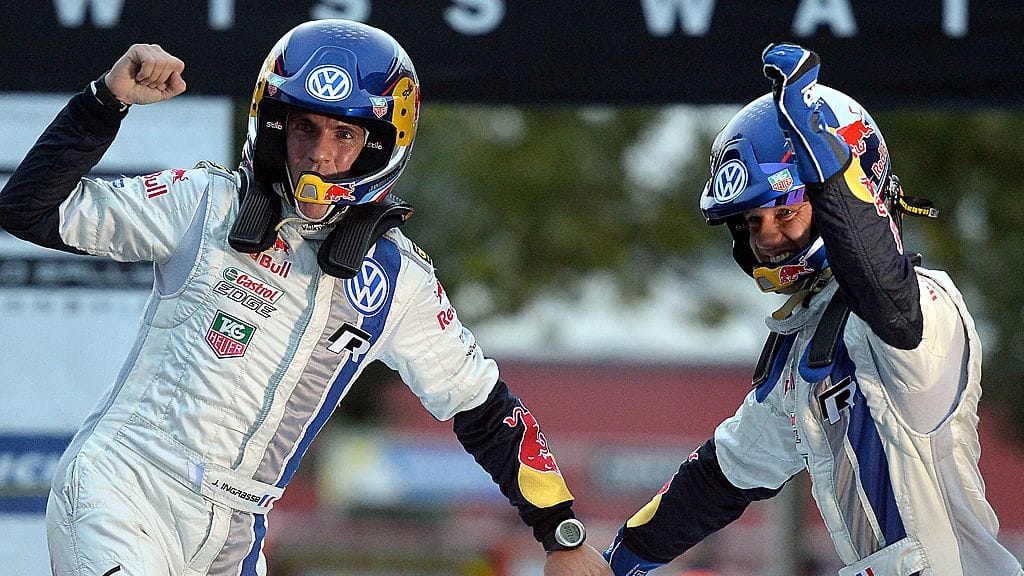 Sebastien Ogier ja kartanlukija Julien Ingrassia (vas.) juhlivat maailmanmestaruutta Strasbourgissa.