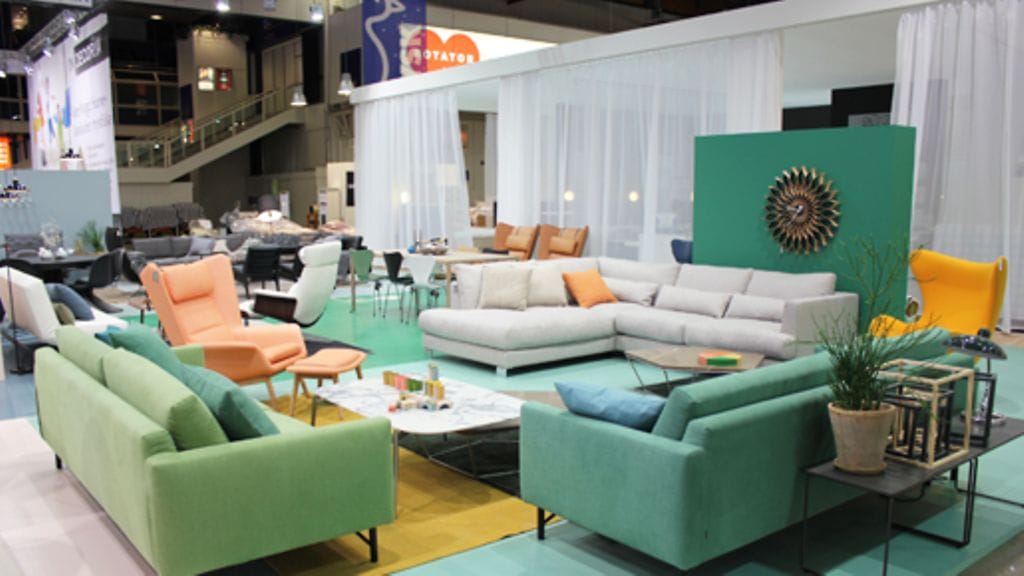 Huonekaluissa näkyy entistä enemmän väriä.