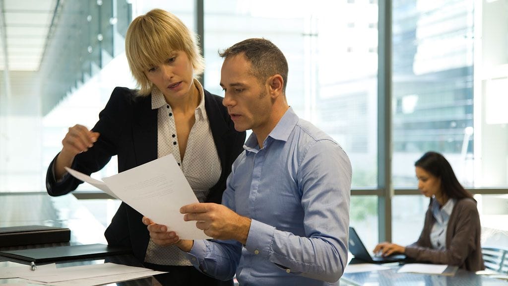 Työpäivän aikana voi istua huomaamattaan samassa asenossa liian pitkään.