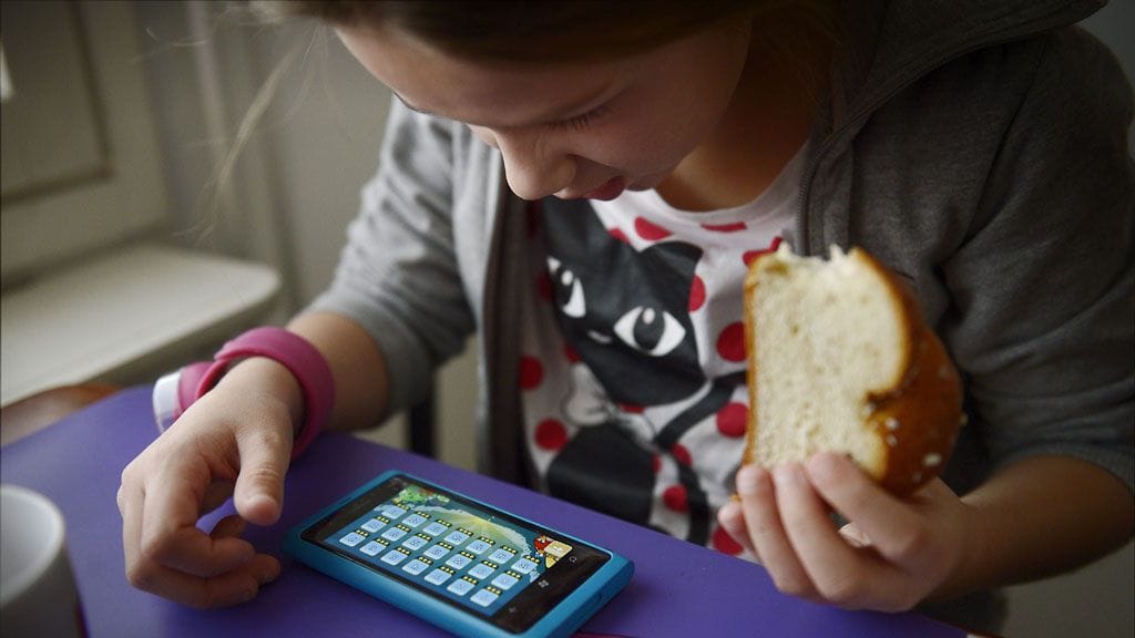 Lasten silmät rasittuvat samalla lailla kuin aikuistenkin pientä näyttöä katsoessa.