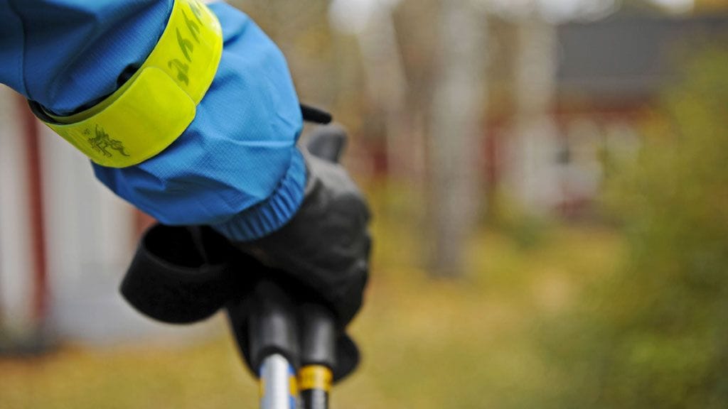 Stretch- tai jousiheijastin kannattaa kiinnittää tienpuoleiselle sivulle ranteeseen tai kyynärvarteen.
