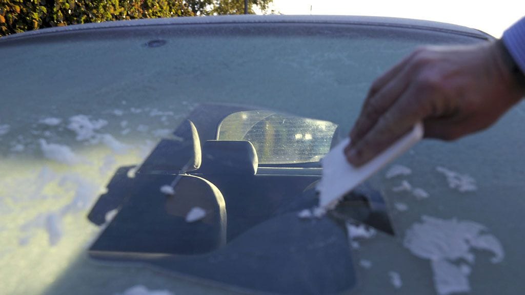 Yöhalla voi yllättää autoilijan syksyllä.