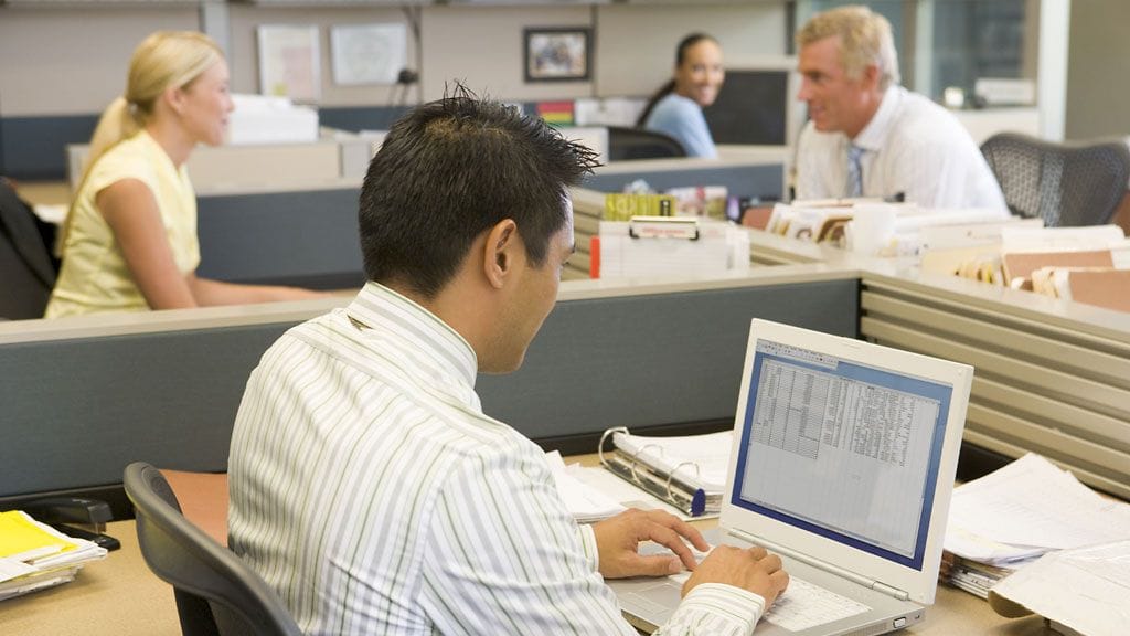 Toimistotyöläinen voi parantaa lihasaktiivisuuttaan esimerkiksi nousemalla välillä seisomaan.