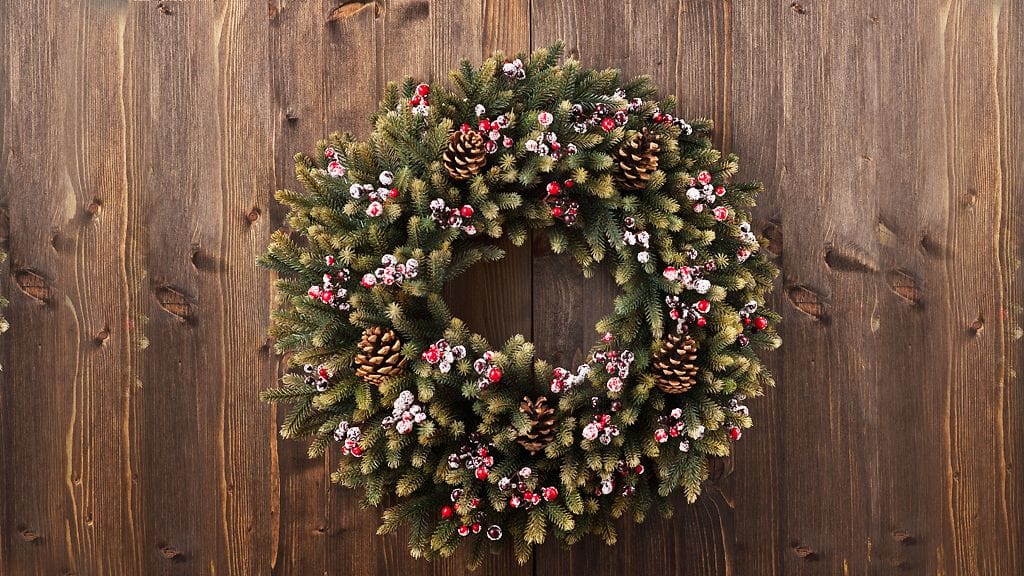 Kävyt ja lumispray-käsitellyt marjat sopivat kauniisti havukranssiin.