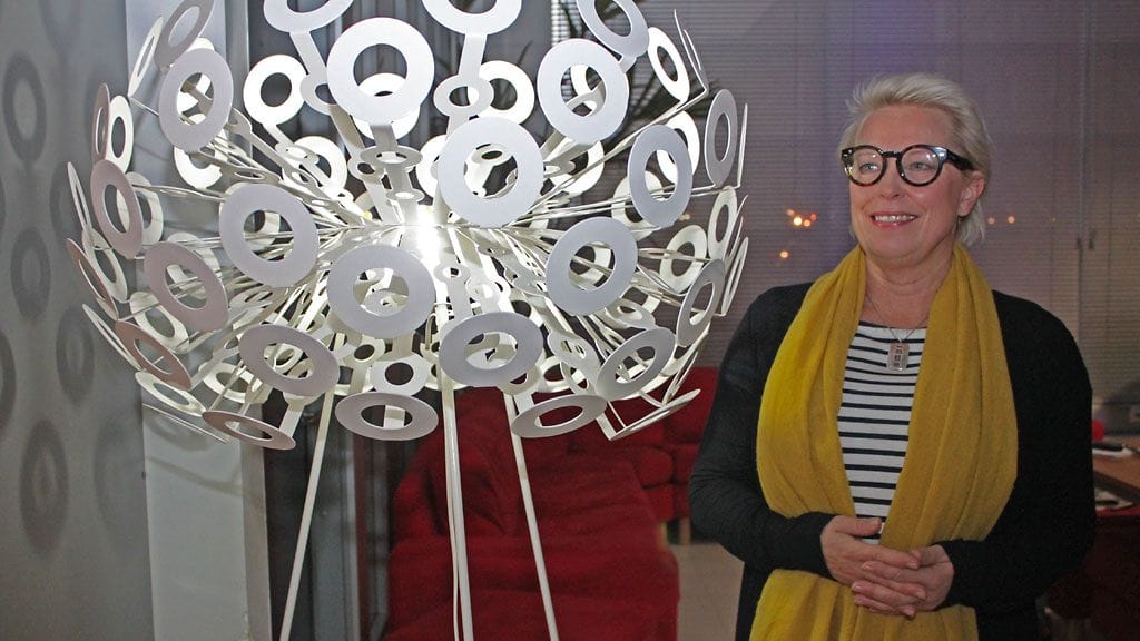 Muotisuunnittelija Isa Kukkapuro-Enbom vetää miehensä kanssa Trash Design -yhteisöä, joka kannustaa kierrättämiseen.