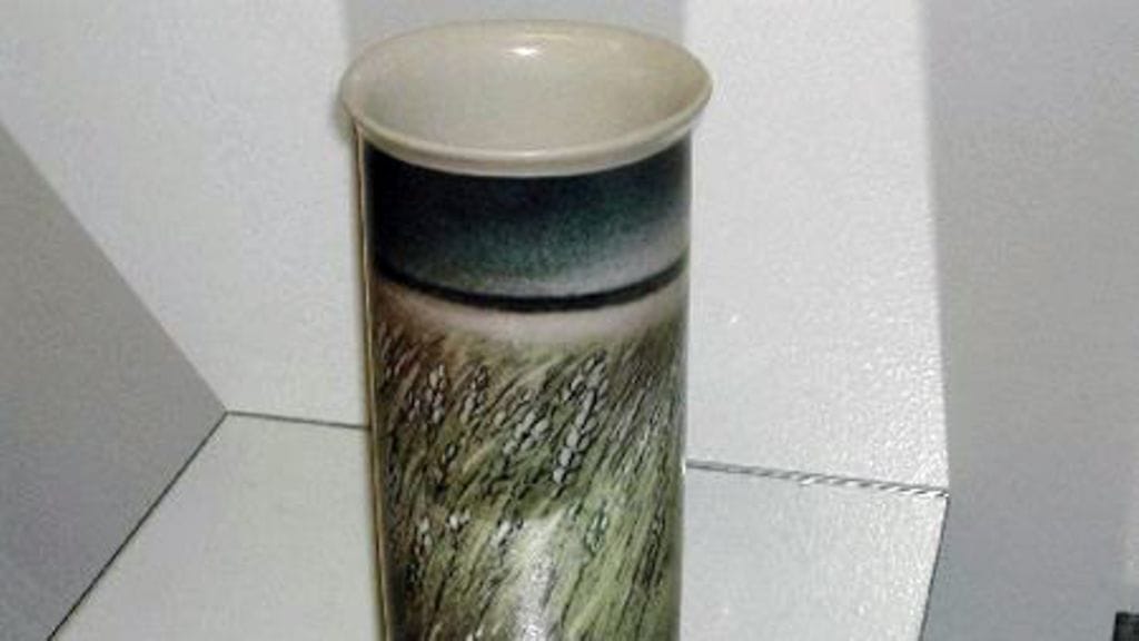 Heljä Liukko-Sundström teki Hankkijalle yrityslahjakokoelman 1980-luvulla. Kuvassa Liukko-Sundströmin suunnittelemaan kokoelmaan kuuluva Vilja-vaasi. Kuva: Veijo Bruun / Antiikin Vuoksi