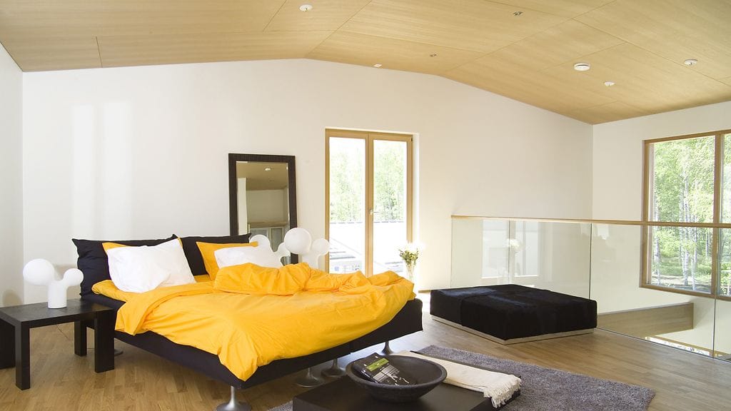 Suuret ikkunat, lasipinnat ja valkoinen väri tekevät huoneesta tilavamman. Kuva Vaasan asuntomessuilta/ Asko