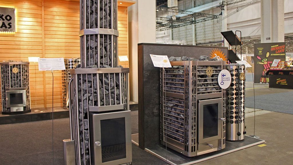 Aurinkokiukaan uudet duo-kiukaat lämpenevät sekä puulla että sähköllä.