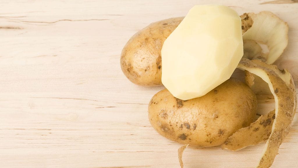 Kun valmistaa perunamuusia, perunat kannattaa kuoria ennen keittämistä, sillä ne saattavat hajota keittämisen aikana.