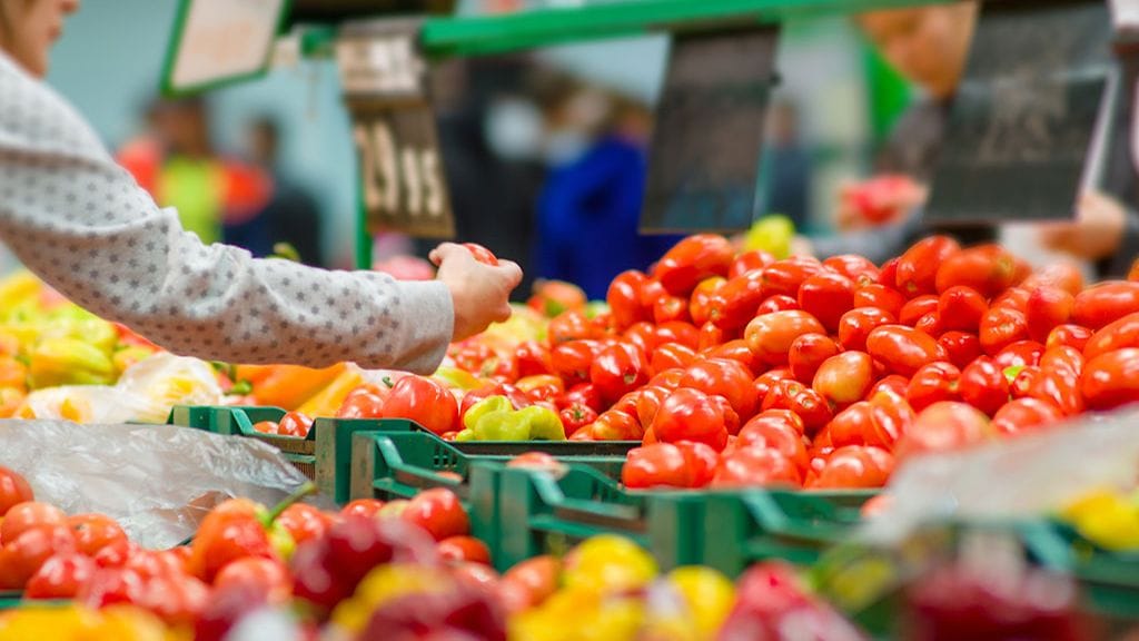 Ruokaostoksilla voi säästää pitkän pennin, kun miettii tarkkaan, mitä ostaa.