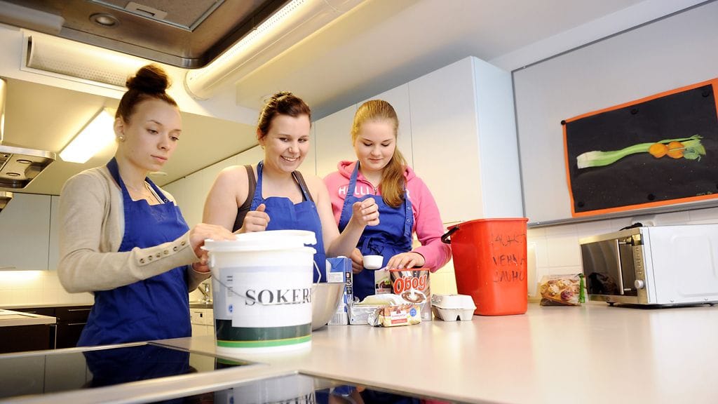 Riihimäen Pohjolanrinteen koulun 9-luokkalaiset Eveliina Perkiö (vas.), Claudia Gisselberg ja Tiina Niemi kotitalousluokassa keskiviikkona 29. toukokuuta 2013.