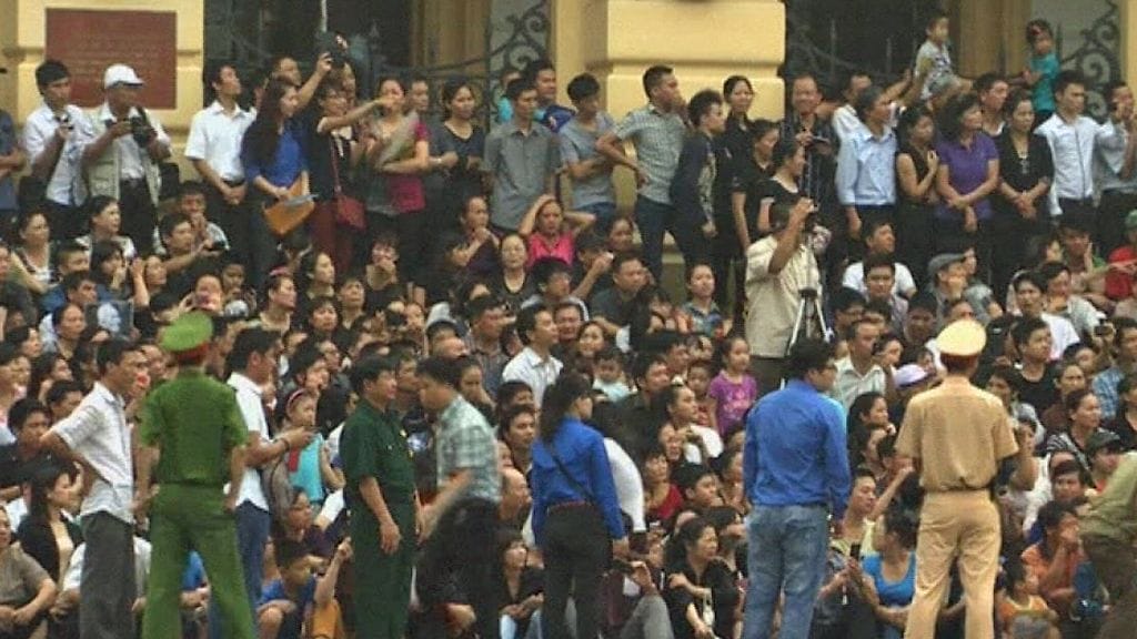 Sadattuhannet ihmiset kokoontuivat Hanoihin jättämään jäähyväiset Vietnamin armeijaa johtaneelle Vo Nguyen Giapille. Kuvakaappaus APTN:n videomateriaalista.