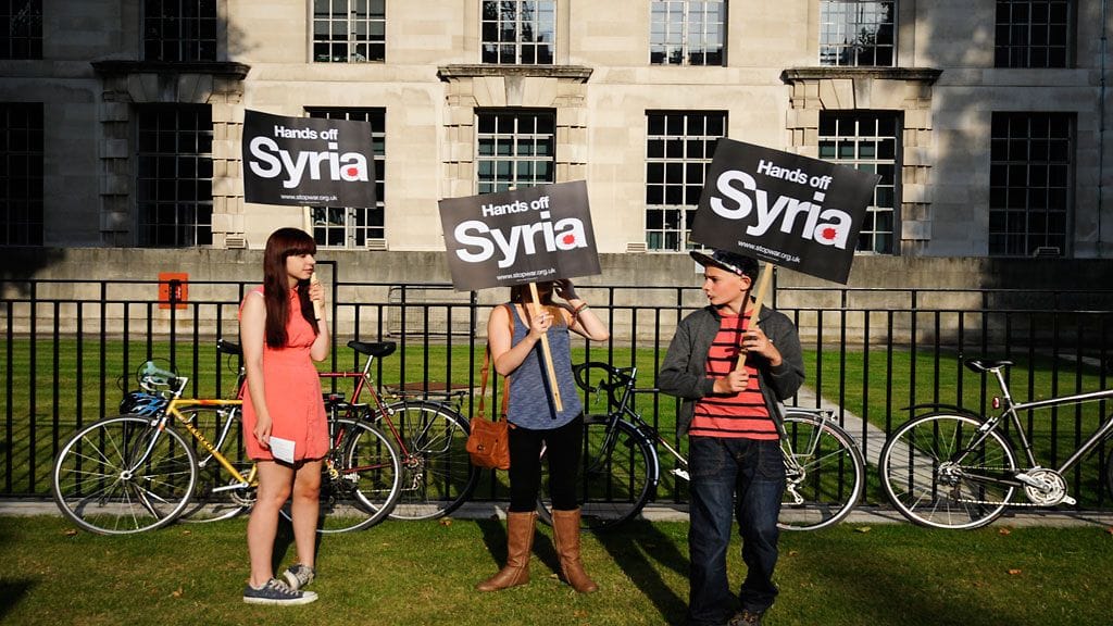 Mielenosoittajia pääministeri David Cameronin virka-asunnon edustalla Downing Streetillä 28.8. 2013.