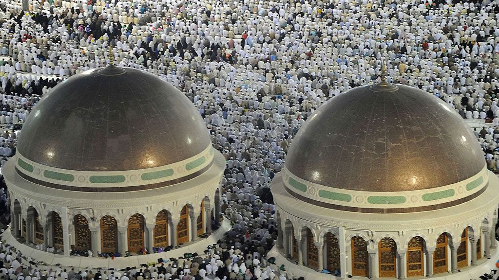 Muslimien pyhä kaupunki Mekka sijaitsee Saudi-Arabiassa. Muslimeja kokoontui suurin määrin iltarukoukseen Mekkaan 8. lokakuuta 2013.