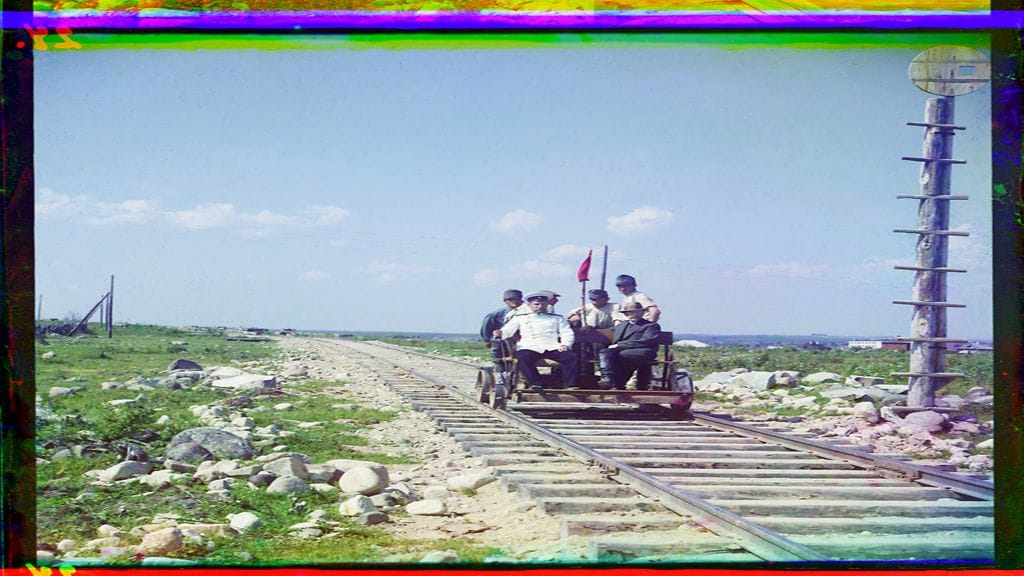 Valokuvaaja, rakennuspäällikkö ja itävaltalaiset sotavangit resiina-ajelulla Petroskoissa