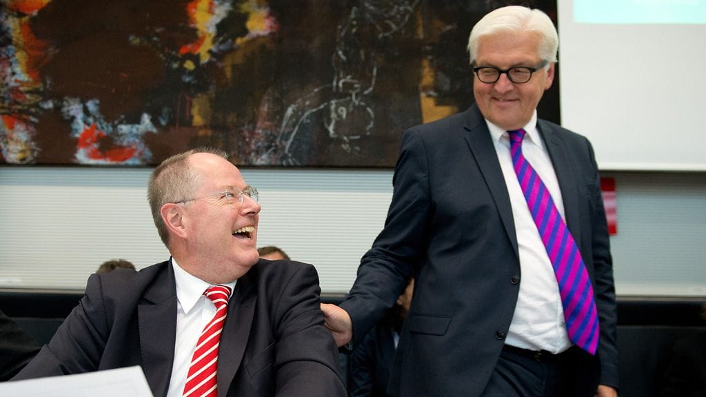 Saksan sosiaalidemokraattien (SPD) parlamenttiryhmän puheenjohtaja Frank-Walter Steinmeier (oik) sekä kansleriehdokas Peer Steinbrück (vasemmalla).