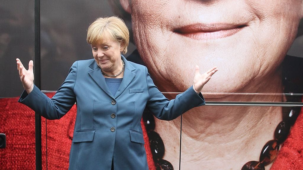 Angela Merkel kampanjabussinsa edustalla 16. syyskuuta 2013.