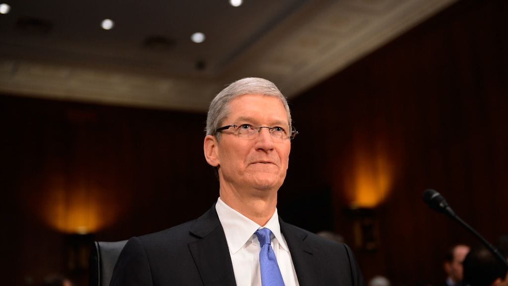 Applen toimitusjohtajan Tim Cookin mielestä Microsoft yrittää jäljitellä iPhonen valmistajan strategiaa.