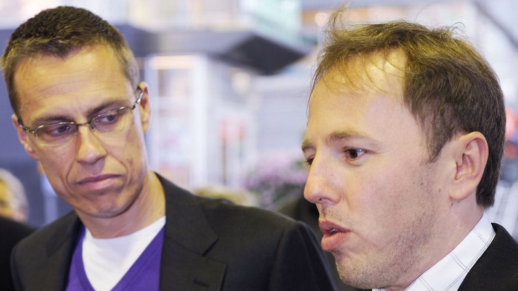 Alexander Stubb ja romanialais-syntyinen Radu Szekely Puhutaan maahanmuutosta- tapahtumassa Jyväskylän kävelykadulla kokoomuksen puoluekokouksen aikana 11. kesäkuuta 2010.