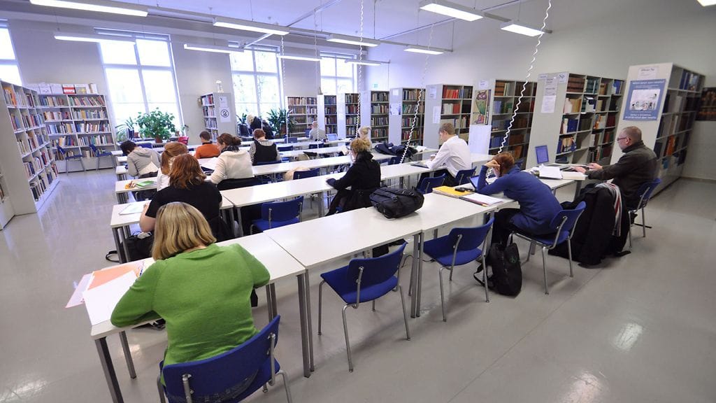 Opiskelijoita Helsingin yliopiston kirjastossa.