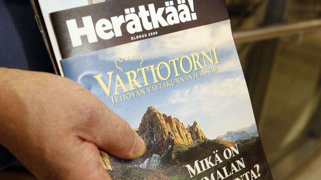 Suomen Jehovan todistajista kerrotaan, että Helsingin jäähallissa järjestettävään konventtiin osallistuu noin neljätuhatta ihmistä.