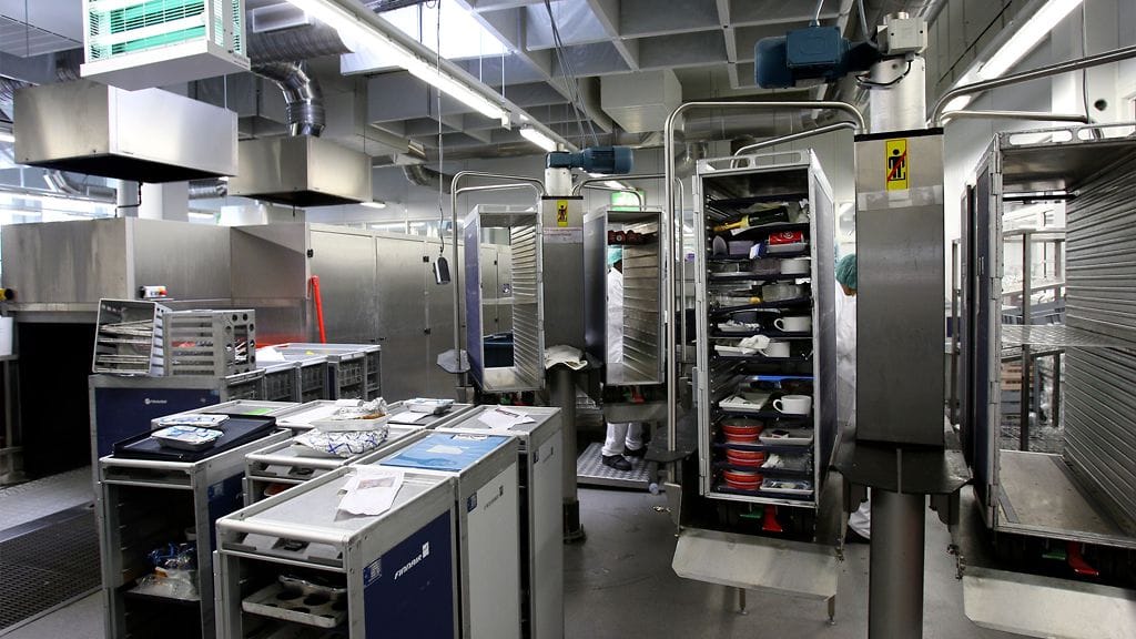 Annosten valmistusta Finnair Cateringin tuotantotiloissa 9. kesäkuuta 2008.