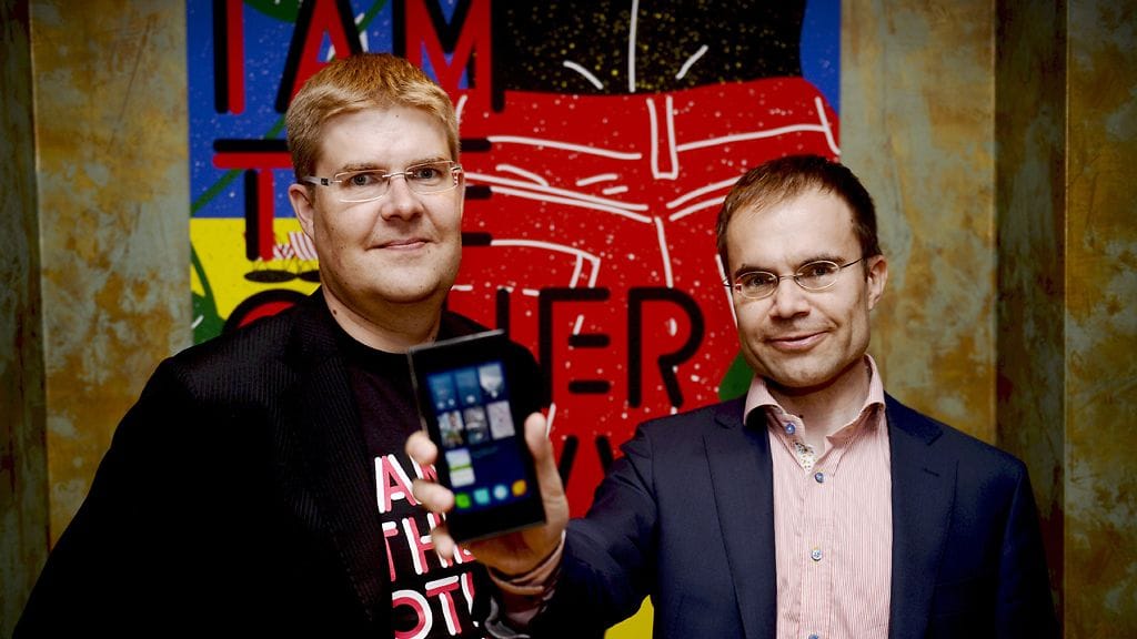 Jollan perustajiin kuuluva Sami Pienimäki ja toimitusjohtaja Tomi Pienimäki (oik.) esittelevät Jollan ensimmäistä älypuhelinta 20. toukokuuta 2013.