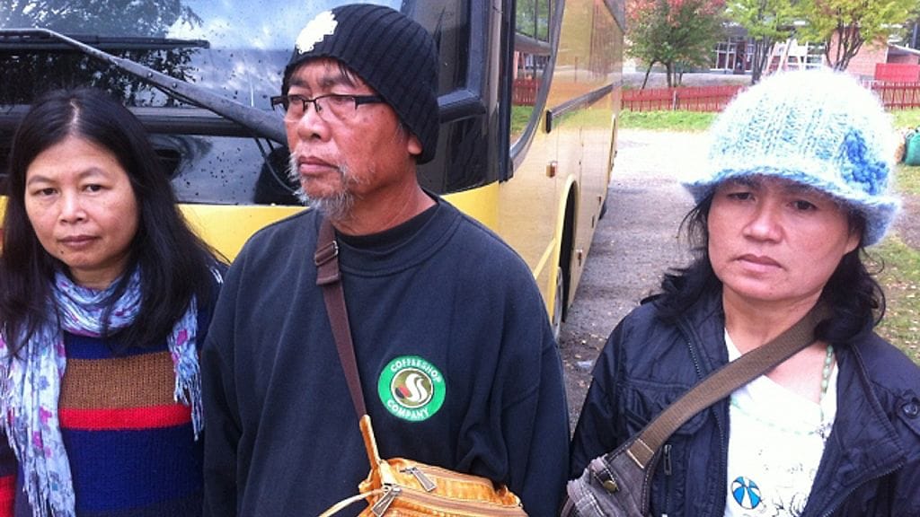 Junya Lek Yimprasert (vas.) toimi tulkkina thai-poimijoille Suolahdessa tänään.