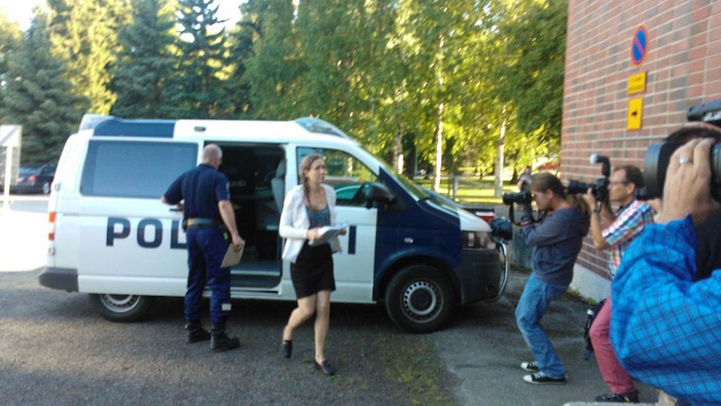 Anneli Auer saapumassa käräjäoikeuteen aamulla.