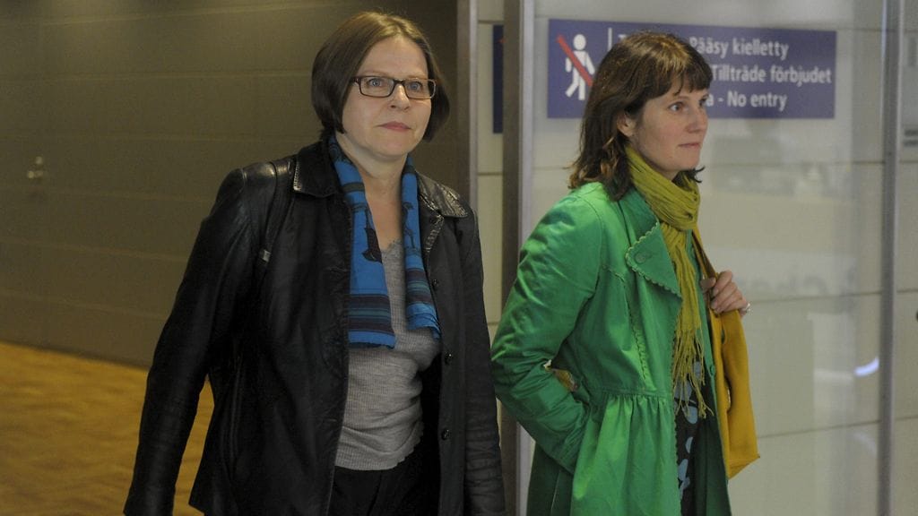 Kehitysministeri Heidi Hautala (vasemmalla) palasi Washingtonista tänä aamuna. Oikealla avustaja Milma Kettunen.