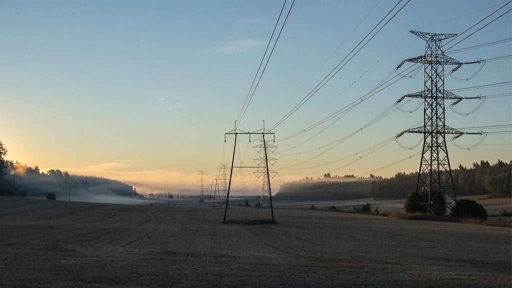 Sähkön siirtohintoja halutaan suitsia lakimuutoksilla.