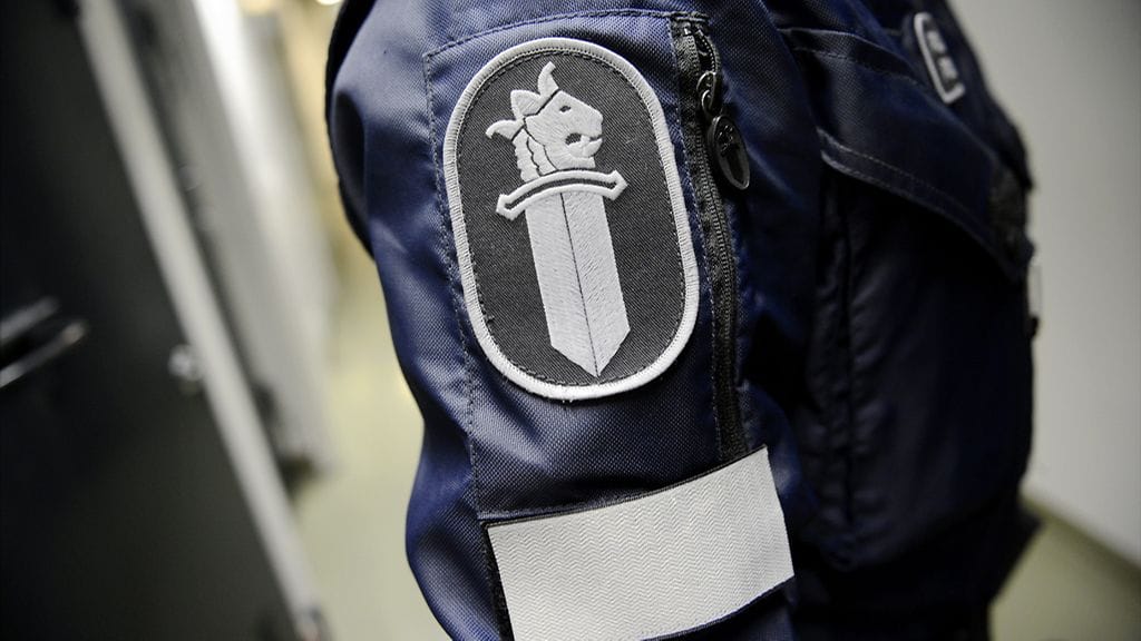 Seinäjoen Ylistarossa tapahtuneen 19-vuotiaan nuorukaisen raa'asta murhasta epäillään uhrin isäpuolta sekä pitkäaikaista kaveria.