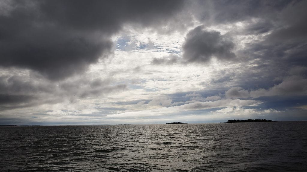 Jos ydinsukellusvene saapuu Pietariin, sen on kuljettava ensin Kuolan niemimaan editse Norjan rannikon edustalle, sitten Tanskan salmista ja lopulta Suomenlahdella.