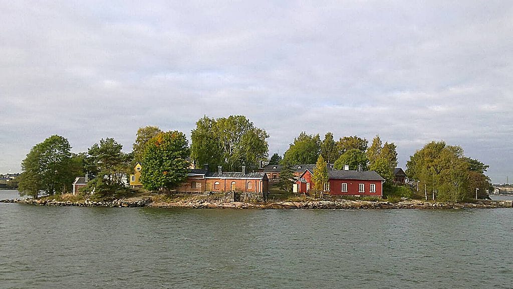 Puolentoista hehtaarin kokoinen Lonna on vain reilun kilometrin päässä Helsingin Kauppatorista.