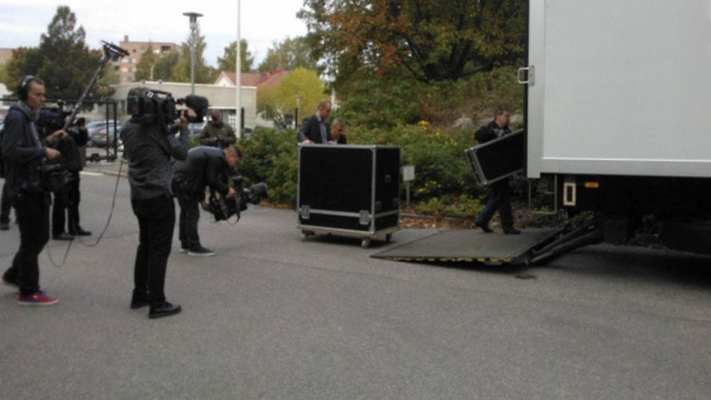 Lottokone pakattiin huolellisesti Ylen päässä.