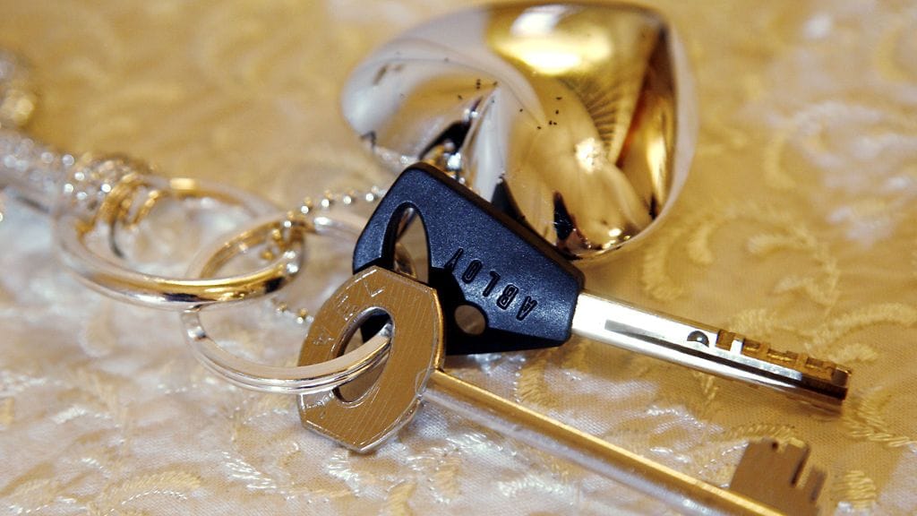 Kaksi ihmistä voi löytää rakkauden ja unelmiensa asunnon.