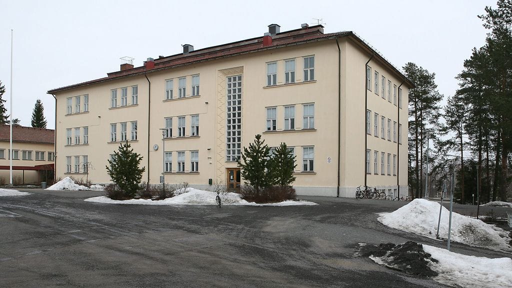 Metsästyskiväärillä varustautunut mies yritti tunkeutua Oriveden yhteiskoulun luokkahuoneeseen. Opettaja esti aikeet.