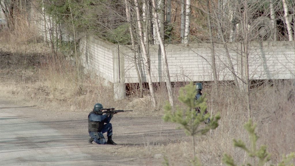 (Poliisi piirittää Mika Murasen oletettua piilopaikkaa Karhulassa 19.4.1994. Kymen ilmatorjuntarykmentissä palvellut varusmies Muranen tappoi jalkajousella kolme ihmistä Karhulassa (18. ja 19. huhtikuuta 1994.) ja ammuskeli varuskunnasta varastamallaan rynnäkkökiväärillä ihmisiä kohti.