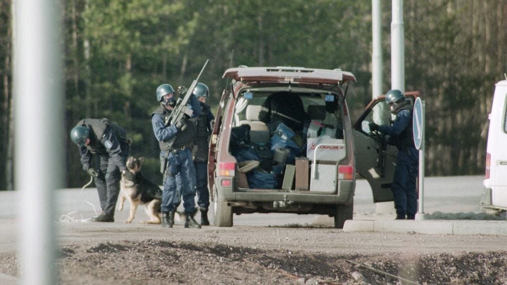 Poliisi piirittää Mika Murasen oletettua piilopaikkaa Karhulassa 19.4.1994. Kymen ilmatorjuntarykmentissä palvellut varusmies Muranen tappoi jalkajousella kolme ihmistä Karhulassa (18. ja 19. huhtikuuta 1994.) ja ammuskeli varuskunnasta varastamallaan rynnäkkökiväärillä ihmisiä kohti.