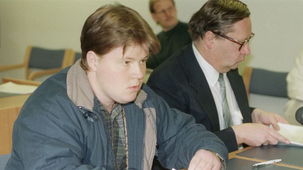 Poliisi piirittää Mika Murasen oletettua piilopaikkaa Karhulassa 19.4.1994.