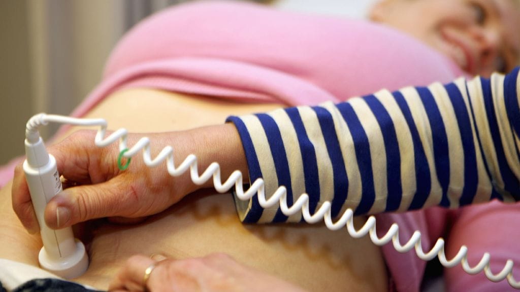 Lapsen psykologinen kehitys alkaa jo sikiöaikana. Kuvituskuva.