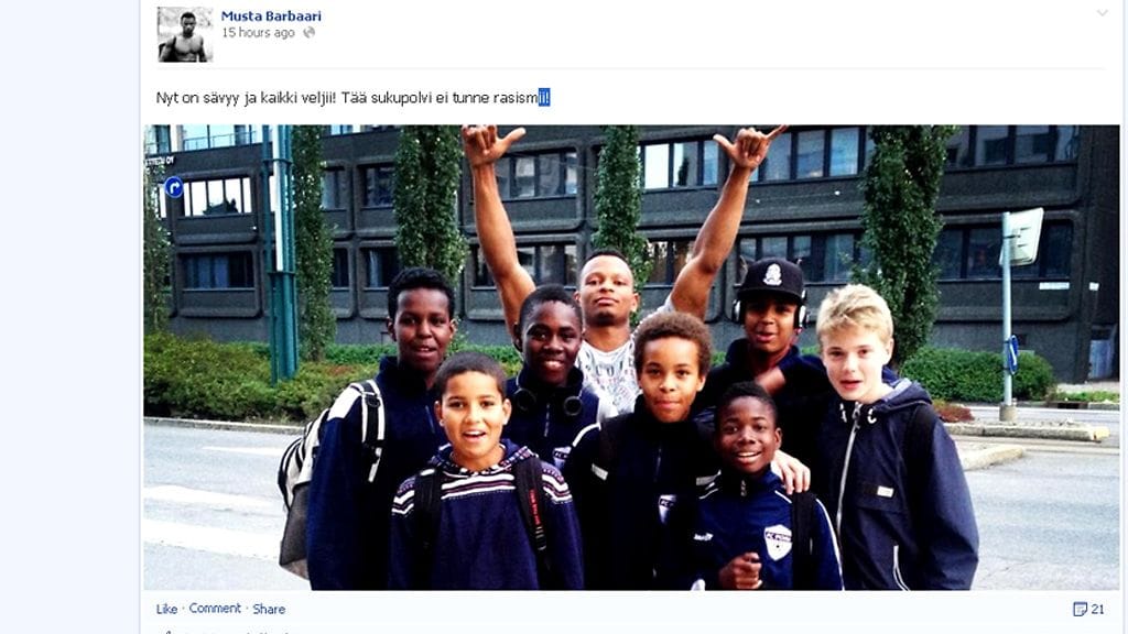 Nyt on sävyy ja kaikki veljii! Tää sukupolvi ei tunne rasismii! Näin toteaa Musta Barbaari Facebook-sivuillaan. Kuvakaappaus Mustan Barbaarin julkiselta Facebook-sivulta.