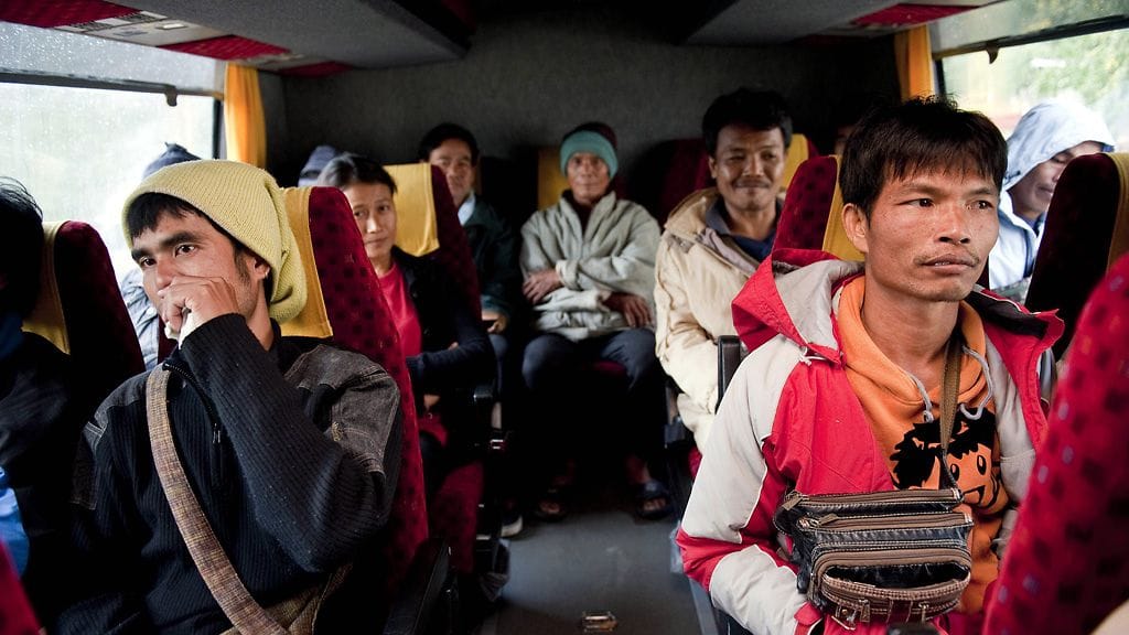 Thaimaalaisia marjanpoimijoita bussissa Äänekosken Suolahdessa keskiviikkona 11. syyskuuta 2013.