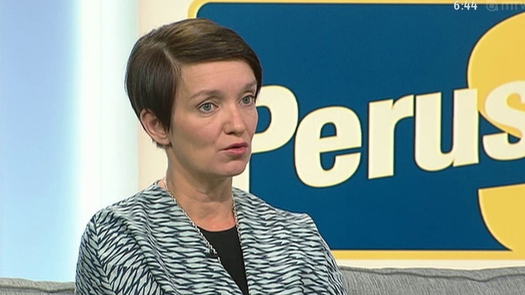 Politiikan toimittaja Eeva Lehtimäki kommentoi James Hirvisaaren erottamista puolueesta Huomenta Suomessa.