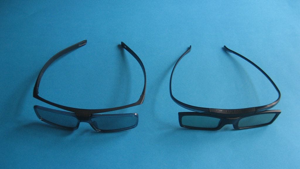 Televisoiden 3D-tekniikan yhtenä ongelmana on pidetty sitä, että sisältöjen katsominen edellyttää erillisten lasien pitämistä.
